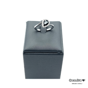 Anello oro bianco, diamanti e zaffiri