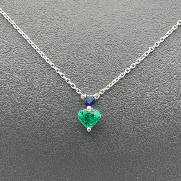 Girocollo oro bianco con cuore smeraldo e zaffiri blu