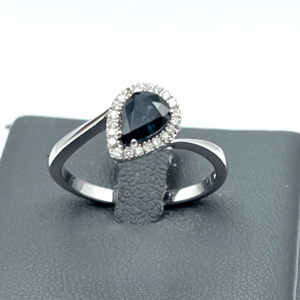 8d4265de-18d5-47fa-93b9-47f0409bfd51.png Anello oro bianco, diamanti e zaffiri