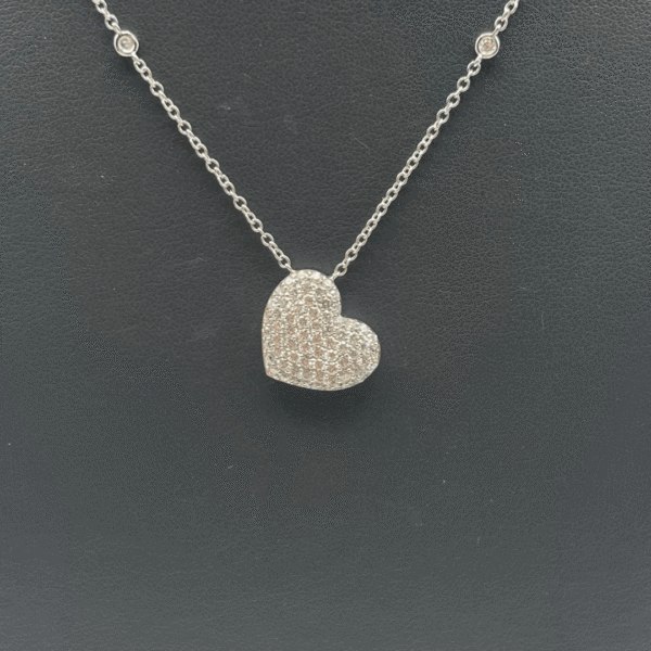 Girocollo in oro bianco con cuore in pavè di diamanti