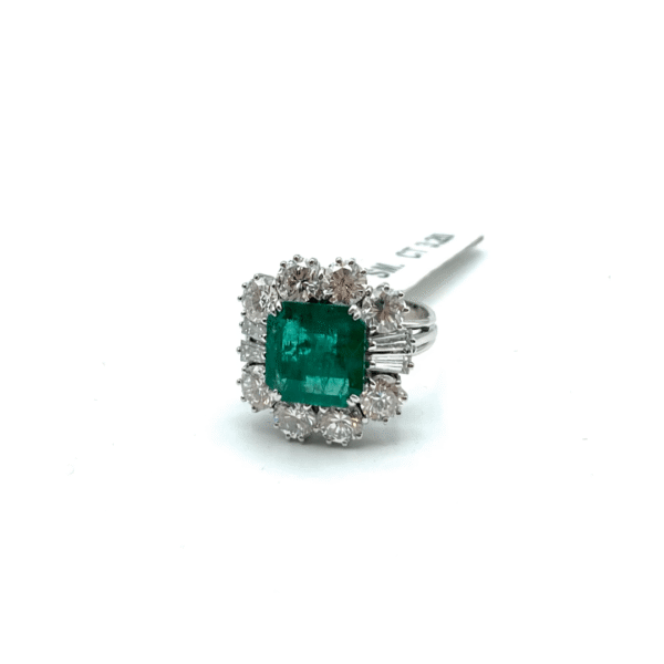 Anello in oro bianco con smeraldo e diamanti