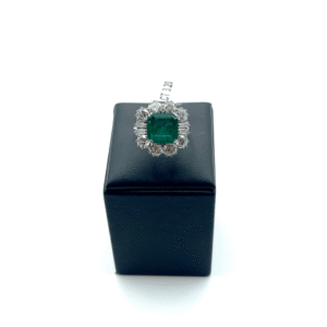 Anello in oro bianco con smeraldo e diamanti