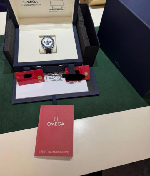 Omega Speedmaster 'Silver Snoopy Award' NUOVO 2025 full set con documenti e scatola - Image 2