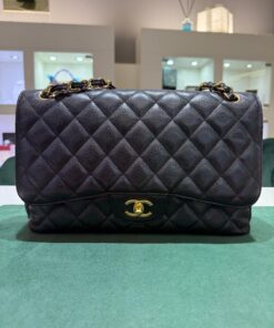 Chanel classica grande jumbo caviar doppia patta pelle vitello martellato & effetto dorato nero interno bordeaux. Lunghezza 30cm full set del 2011 con card dustbag e scatola condizioni eccellenti.