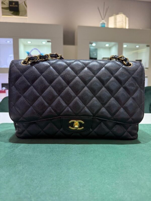 Chanel classica grande jumbo caviar doppia patta pelle vitello martellato & effetto dorato nero interno bordeaux. Lunghezza 30cm full set del 2011 con card dustbag e scatola condizioni eccellenti.