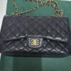 Chanel classica grande jumbo caviar doppia patta pelle vitello martellato & effetto dorato nero interno bordeaux. Lunghezza 30cm full set del 2011 con card dustbag e scatola condizioni eccellenti.