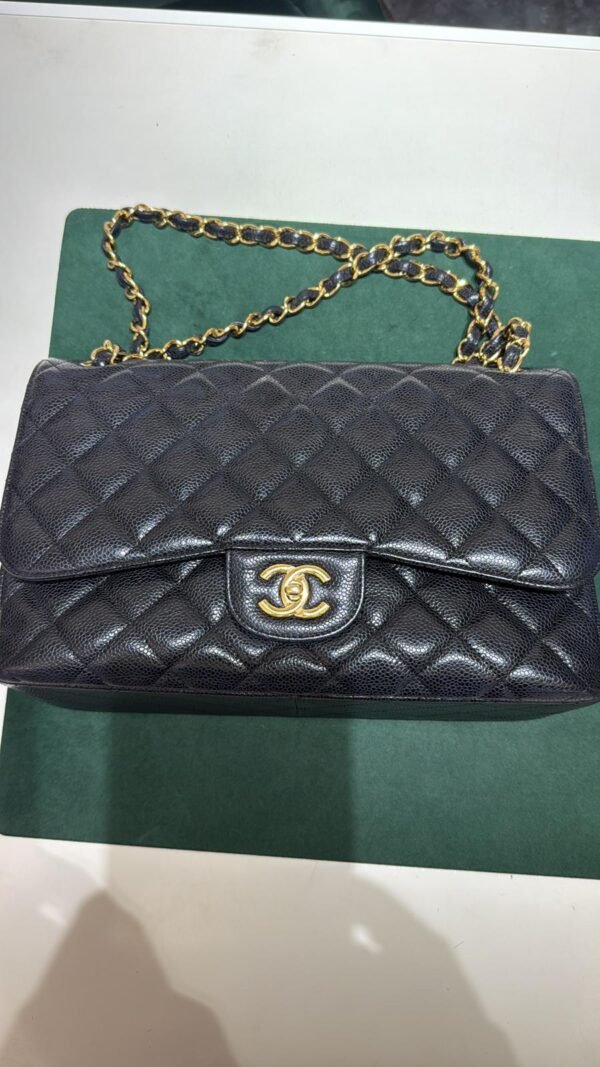 Chanel classica grande jumbo caviar doppia patta pelle vitello martellato & effetto dorato nero interno bordeaux. Lunghezza 30cm full set del 2011 con card dustbag e scatola condizioni eccellenti.