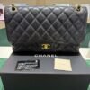 Chanel classica grande jumbo caviar doppia patta pelle vitello martellato & effetto dorato nero interno bordeaux. Lunghezza 30cm full set del 2011 con card dustbag e scatola condizioni eccellenti.