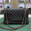 Chanel classica grande jumbo caviar doppia patta pelle vitello martellato & effetto dorato nero interno bordeaux. Lunghezza 30cm full set del 2011 con card dustbag e scatola condizioni eccellenti.