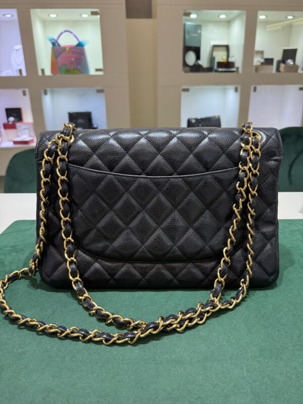 Chanel classica grande jumbo caviar doppia patta pelle vitello martellato & effetto dorato nero interno bordeaux. Lunghezza 30cm full set del 2011 con card dustbag e scatola condizioni eccellenti.