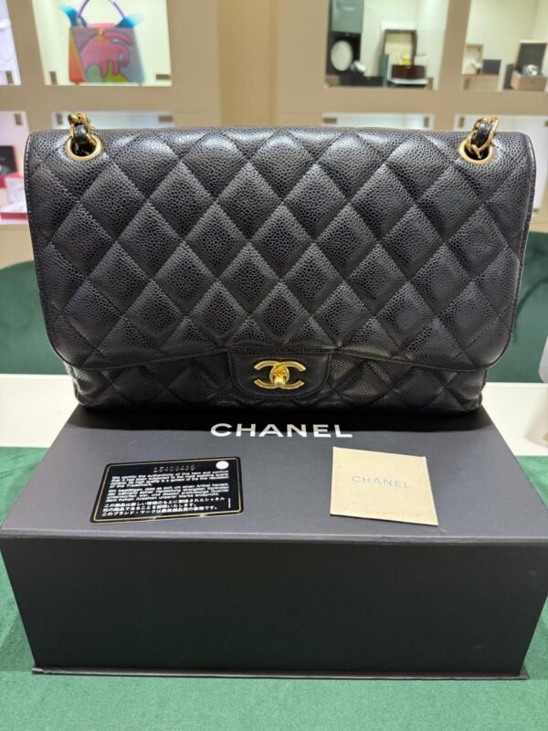 Chanel classica grande jumbo caviar doppia patta pelle vitello martellato & effetto dorato nero interno bordeaux. Lunghezza 30cm full set del 2011 con card dustbag e scatola condizioni eccellenti.
