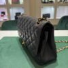 Chanel classica grande jumbo caviar doppia patta pelle vitello martellato & effetto dorato nero interno bordeaux. Lunghezza 30cm full set del 2011 con card dustbag e scatola condizioni eccellenti.