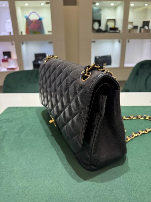 Chanel classica grande jumbo caviar doppia patta pelle vitello martellato & effetto dorato nero interno bordeaux. Lunghezza 30cm full set del 2011 con card dustbag e scatola condizioni eccellenti.