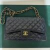 Chanel classica grande jumbo caviar doppia patta pelle vitello martellato & effetto dorato nero interno bordeaux. Lunghezza 30cm full set del 2011 con card dustbag e scatola condizioni eccellenti.