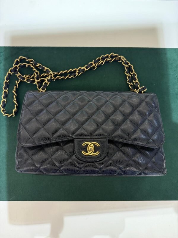 Chanel classica grande jumbo caviar doppia patta pelle vitello martellato & effetto dorato nero interno bordeaux. Lunghezza 30cm full set del 2011 con card dustbag e scatola condizioni eccellenti.