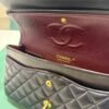 Chanel classica grande jumbo caviar doppia patta pelle vitello martellato & effetto dorato nero interno bordeaux. Lunghezza 30cm full set del 2011 con card dustbag e scatola condizioni eccellenti.