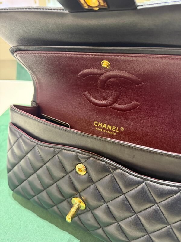 Chanel classica grande jumbo caviar doppia patta pelle vitello martellato & effetto dorato nero interno bordeaux. Lunghezza 30cm full set del 2011 con card dustbag e scatola condizioni eccellenti.