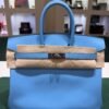 Hermès Birkin 25 veau swift celeste 7n stampa K NUOVA Settembre 2025 Il colore 7N Céleste di Hermès è un azzurro chiaro pastello