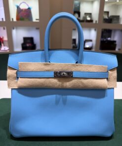 Alternative view of Hermès Birkin 25 veau swift celeste 7n stampa K NUOVA Settembre 2025 Il colore 7N Céleste di Hermès è un azzurro chiaro pastello