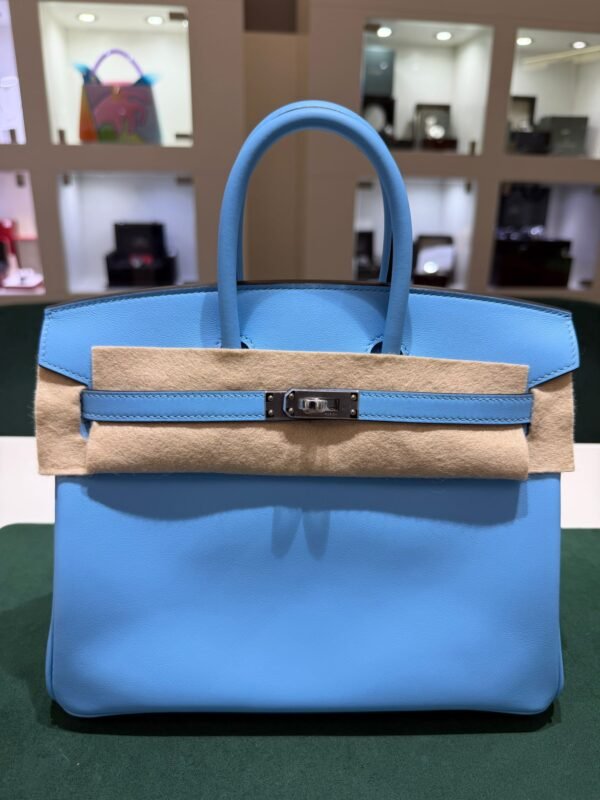 Hermès Birkin 25 veau swift celeste 7n stampa K NUOVA Settembre 2025 Il colore 7N Céleste di Hermès è un azzurro chiaro pastello