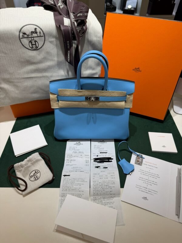 Hermès Birkin 25 veau swift celeste 7n stampa K NUOVA Settembre 2025 Il colore 7N Céleste di Hermès è un azzurro chiaro pastello