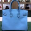 Hermès Birkin 25 veau swift celeste 7n stampa K NUOVA Settembre 2025 Il colore 7N Céleste di Hermès è un azzurro chiaro pastello