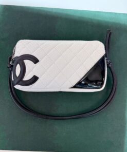 Chanel Cambon pitone bianco ( fuori produzione pelle esotica ) anno 2005 NUOVA MAI INDOSSATA con certificato card Chanel.
