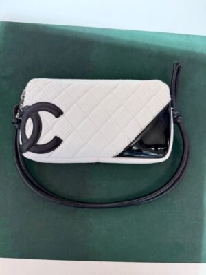 Chanel Cambon pitone bianco ( fuori produzione pelle esotica ) anno 2005 NUOVA MAI INDOSSATA con certificato card Chanel.