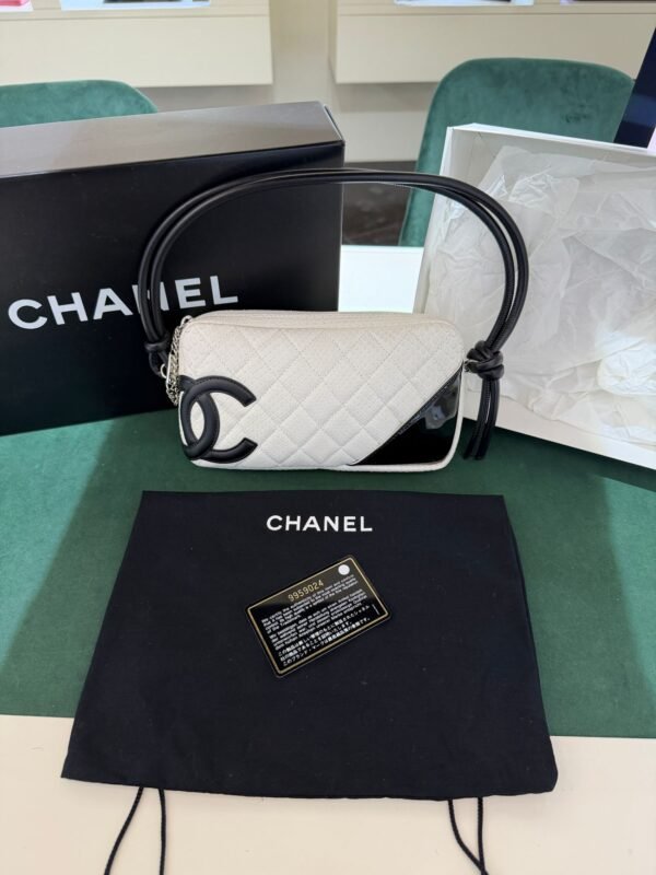 Chanel Cambon pitone bianco ( fuori produzione pelle esotica ) anno 2005 NUOVA MAI INDOSSATA con certificato card Chanel.