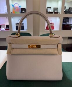 Alternative view of Hermès Kelly 28 retourne veau  pellame togo NUOVA 2025  Settembre seriale W color Beton ( cemento ) con hardware dorato