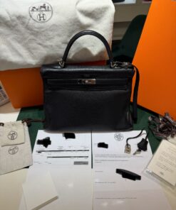 Alternative view of Hermès Kelly 35 retourne sacs Et voyage del 2013 second hand color noir full set top condition rigenerata spa Hermes nel Marzo 2024.