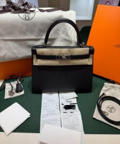 Alternative view of Hermès Kelly 28 sellier veau  pellame epsom NUOVA 2025  Novembre seriale K color Noir ( nero ) con hardware palladio