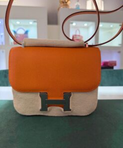 Alternative view of Hermès Constance mini 18 in pelle Epsom color Orange Hermes con hardware palladium.