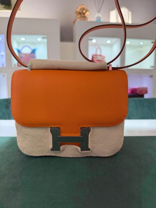 Herm&egrave;s Constance mini 18 in pelle Epsom color Orange Hermes con hardware palladium.