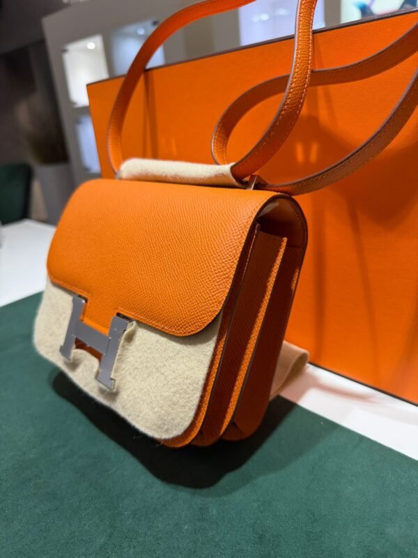Herm&egrave;s Constance mini 18 in pelle Epsom color Orange Hermes con hardware palladium.