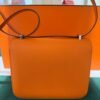 Herm&egrave;s Constance mini 18 in pelle Epsom color Orange Hermes con hardware palladium.