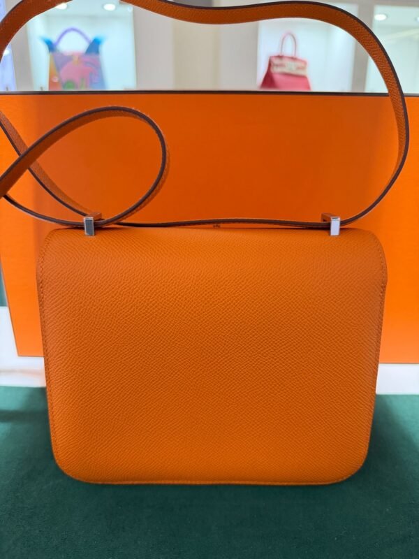 Herm&egrave;s Constance mini 18 in pelle Epsom color Orange Hermes con hardware palladium.