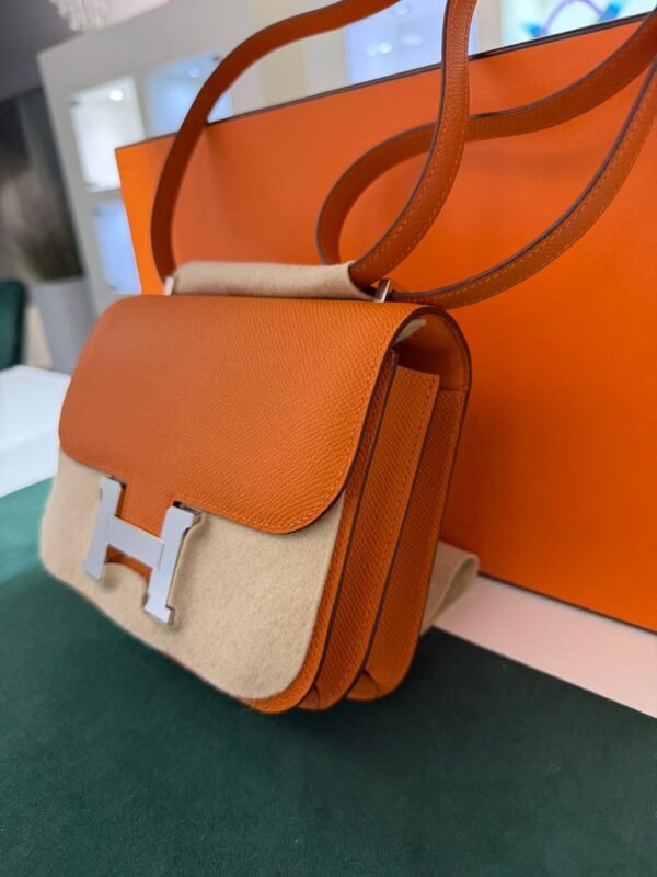 Herm&egrave;s Constance mini 18 in pelle Epsom color Orange Hermes con hardware palladium.
