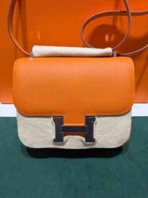 Hermès Constance mini 18 in pelle Epsom color Orange Hermes con hardware palladium.