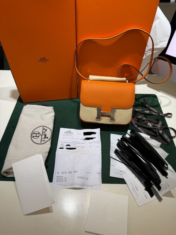 Herm&egrave;s Constance mini 18 in pelle Epsom color Orange Hermes con hardware palladium.