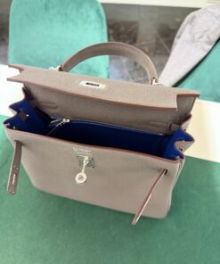 Alternative view of Hermès Kelly 25 SPECIAL ORDER SO retourne Nuova 2025 Dicembre stampa K in pelle togo colore gris mouette