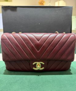 Chanel Classic Double Flap Bag Medium bordeaux con cucitura Chevron e hardware dorato