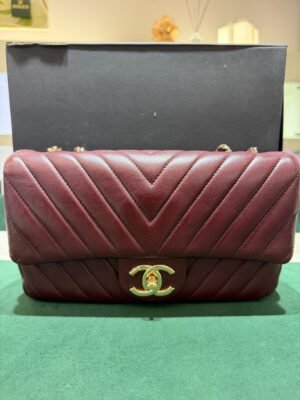 Chanel Classic Double Flap Bag Medium bordeaux con cucitura Chevron e hardware dorato