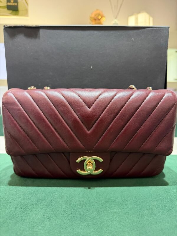 Chanel Classic Double Flap Bag Medium bordeaux con cucitura Chevron e hardware dorato