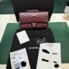 Chanel Classic Double Flap Bag Medium bordeaux con cucitura Chevron e hardware dorato