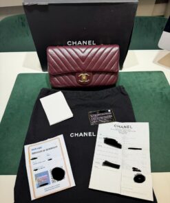 Alternative view of Chanel Classic Double Flap Bag Medium bordeaux con cucitura Chevron e hardware dorato