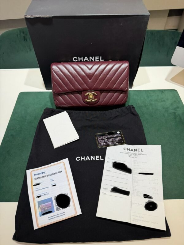Chanel Classic Double Flap Bag Medium bordeaux con cucitura Chevron e hardware dorato