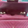 Chanel Classic Double Flap Bag Medium bordeaux con cucitura Chevron e hardware dorato