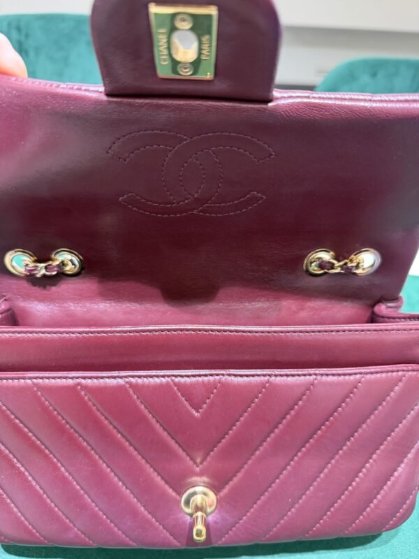 Chanel Classic Double Flap Bag Medium bordeaux con cucitura Chevron e hardware dorato