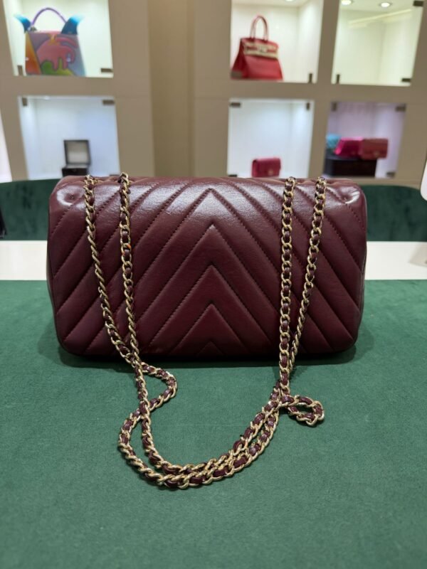 Chanel Classic Double Flap Bag Medium bordeaux con cucitura Chevron e hardware dorato
